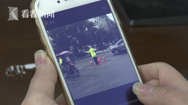 指着照片上王开平风雪中坚守的身影,同事王海珊的眼眶湿润了,曾经并肩
