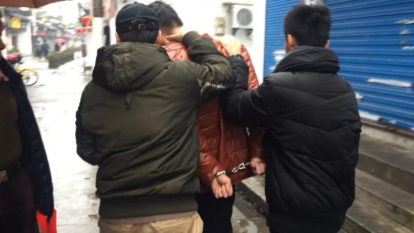 直击:随警抓捕入室盗窃嫌疑人
