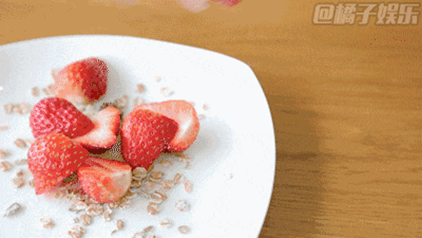 【gif】草莓控的福利!你经得住诱惑吗?|草莓|福利|橘子_新浪新闻