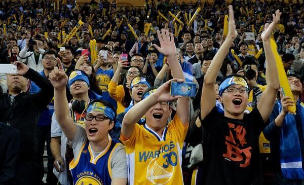 当球迷去了nba打球,他们的脑洞瞬间就大开了!