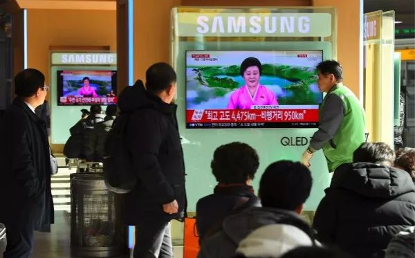11月29日,韩国首都首尔民众在观看有关朝鲜试射导弹的新闻报道。