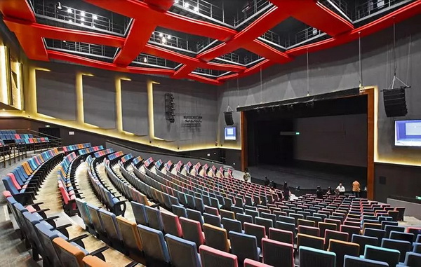 内的剧场,赖声川"表演工作坊"的驻场演出,让这里成为上海新的文化地标