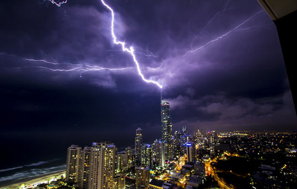 澳昆士兰特大雷暴致10万住户停电 场面惊险万分