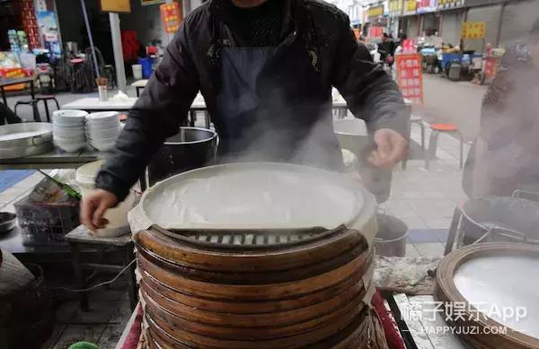 汉中有一种著名的特色小吃——热面皮,很多有名的面皮店,甚至连招牌都