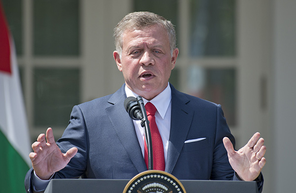 宣布他的兄弟阿里王子,费萨尔王子以及他的表亲塔拉勒王子退休,此前