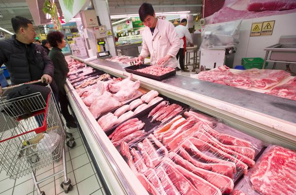 2018年2月9日，山西太原，民众正在超市选购猪肉。 视觉中国 图