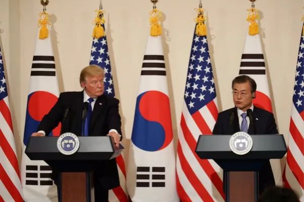 11月7日,韩国总统文在寅(右)与到访的美国总统特朗普共同会见记者。新华社发