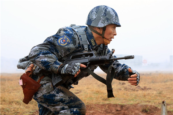 空降兵某旅党委带头以谋打赢姿态迎接新年开训