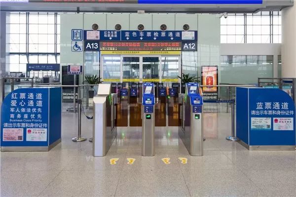 在南宁东站a8,a9,a12,a13检票口看到,这4个检票口已经安装上人脸刷机