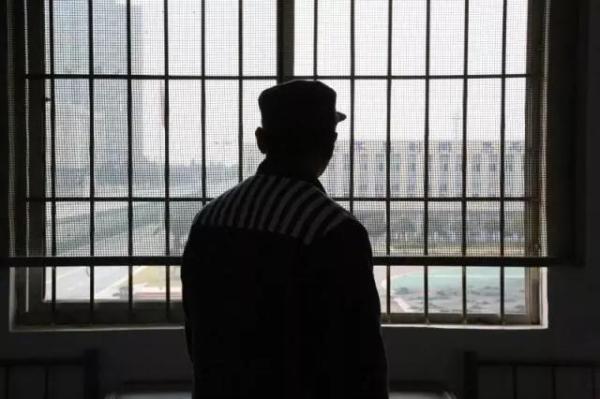 郭某初到崇州监狱时望向窗外背影记者在医院见到小郭母亲的时候,她正