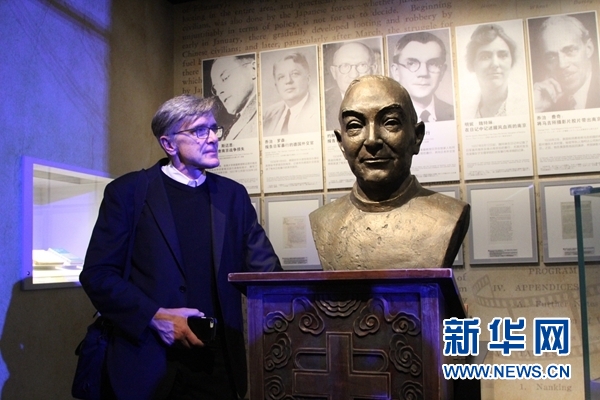 2017年12月13日,克里斯99马吉与祖父约翰99马吉的铜像合影.