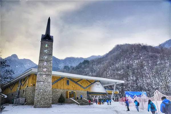 周内三小时69元,周内不限时99元  优惠政策:团队8折白鹿原滑雪场西 安