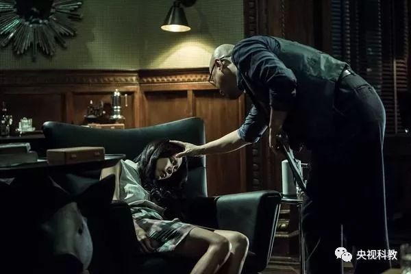 悬疑和惊悚类电影的特点之一,就是在剧情上不断制造令观众紧张又期待