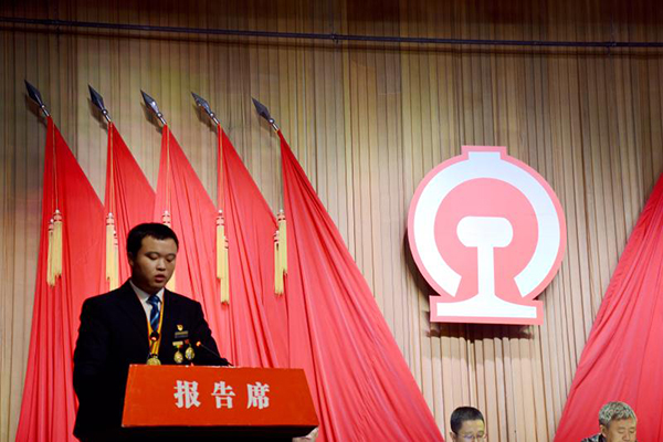 重庆跳车救人失右腿铁路工即将出院 希望早回岗位|重庆|徐前凯|拐杖_新浪新闻