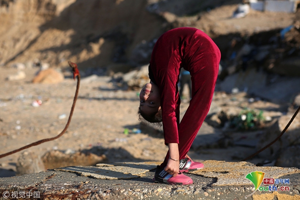 巴勒斯坦小女孩苦练杂技身姿柔软 梦想打破世界纪录
