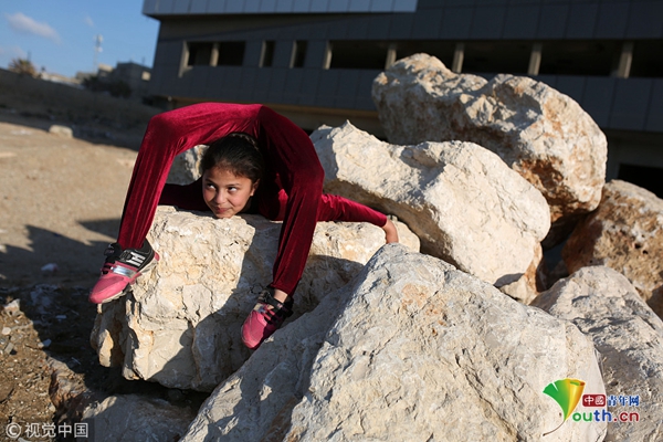 巴勒斯坦小女孩苦练杂技身姿柔软 梦想打破世界纪录