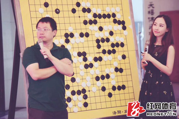 围棋国少队主教练、湖南籍棋手黄奕中七段与周子傲5段大盘讲棋。