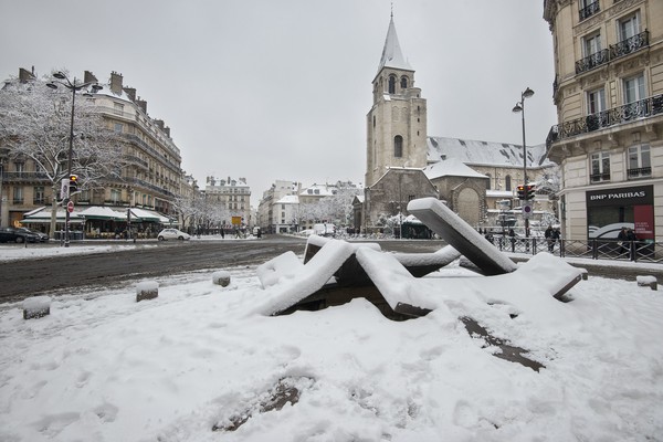 国际 海外网2月8日电  法国巴黎遭遇30年来最大暴风雪,连续4天大雪