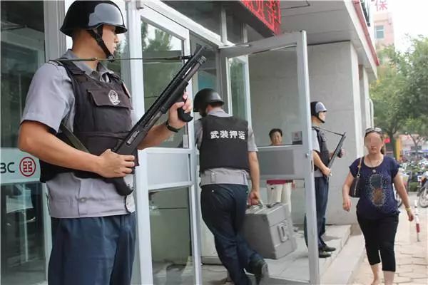 为什么运钞车的押运员一般只配备霰弹枪?|军武问答