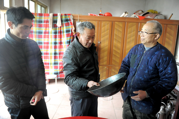 慕名而来的购买者们手持成品铁锅就这两天,牛大伟的微信好友多出来了