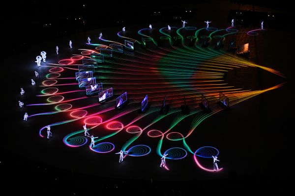 点击图片进入下一页闭幕式上的"北京8分钟"文艺表演.