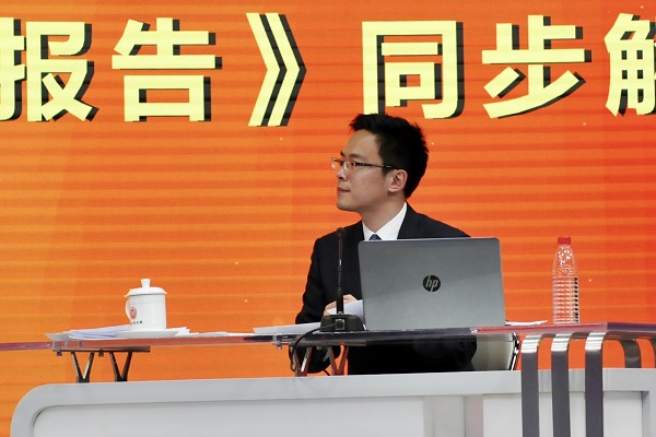 中央电视台主持人 张仲鲁