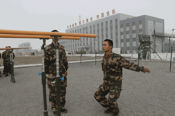 练兵备战 看官兵如何练强素质|双杠|单杠|官兵_新浪军事_新浪网