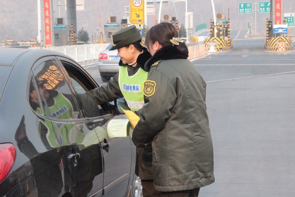 张涿保定管理处百里峡收费站为职工送欢乐 为司乘送温暖