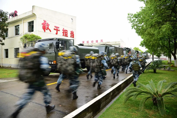 全员全装登车出动。刘德安 摄