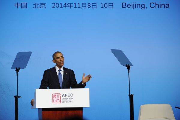 2014年11月10日,时任美国总统奥巴马在北京举行的APEC工商领导人峰会上作主旨发言。(新华社)