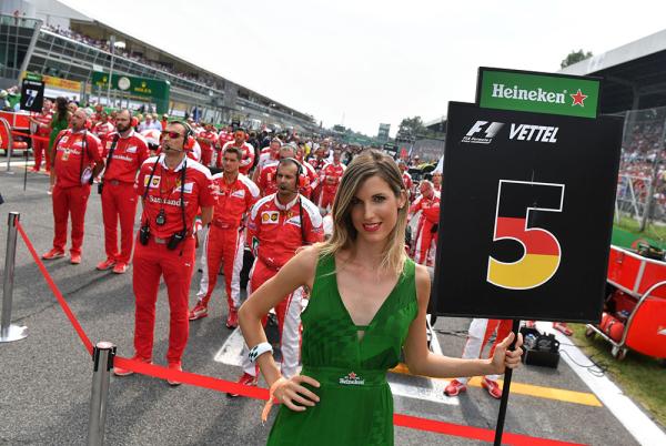 女权主义盯上F1,赛车改革先要轰走举牌女郎?|法国|赛道|赛车_新浪新闻