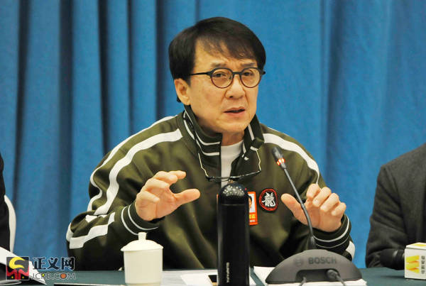 全国政协委员成龙讲述自己拍电影的经历.记者闫昭 摄