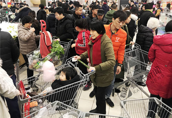 但大家选购年货的热情依旧不减,为了能吃上新鲜菜肴,人们扎堆在超市