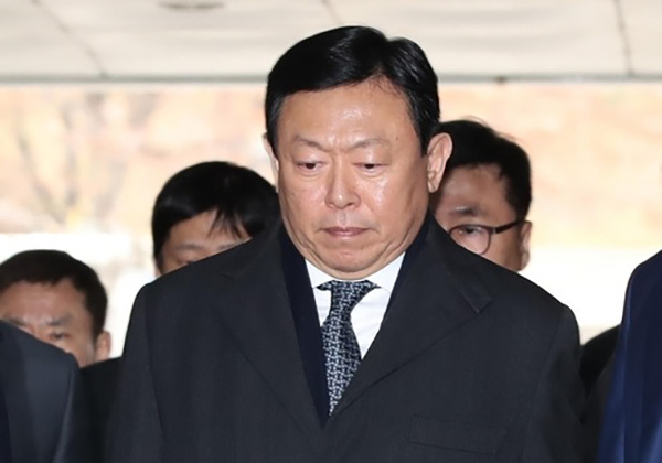 乐天会长辛东彬涉"亲信干政门",一审获刑2年6个月