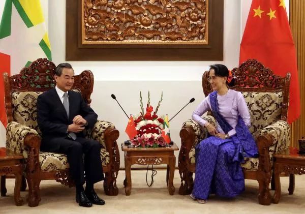 ▲11月19日,中国外交部长王毅(左)在内比都与缅甸国务资政兼外交部长昂山素季举行会谈。