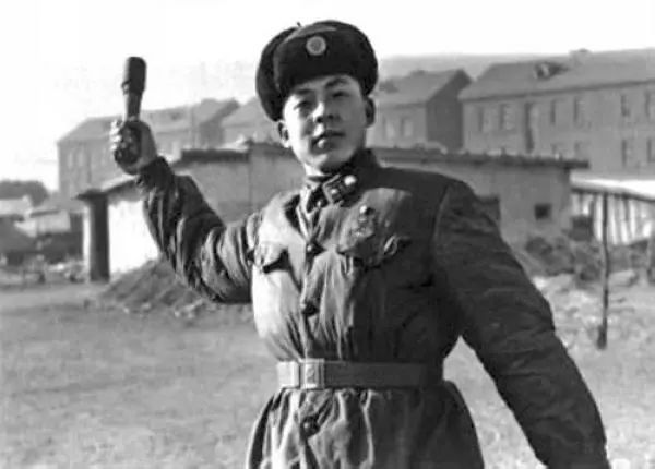 他牺牲了这么多年,我们依然记得他!雷锋那些励志名言激励了几代