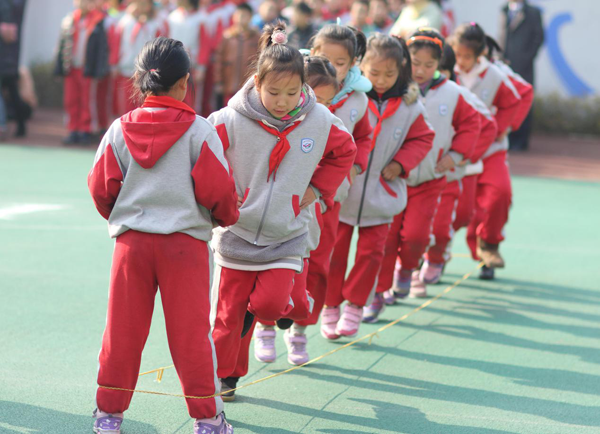 无锡夹城里小学"小豆荚们"花式跳皮筋彰显传统游戏魅力