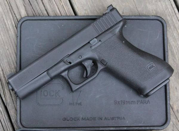 点击图片进入下一页资料图片:格洛克设计的glock17手枪.