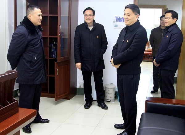 贵港市委书记李新元(左三)代表市委看望转隶干部