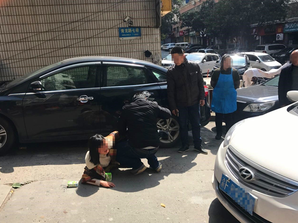 女子被身后轿车撞倒脚上皮鞋都被碾压坏了