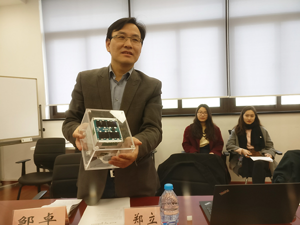 郑立荣展示"芯云"智能芯片. 澎湃新闻记者 周航 图