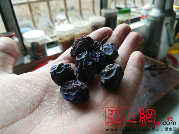 赵磊在朋友圈为销售"黑杏子"拍的图片.