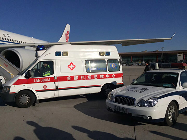 飞机落地后救护车等待