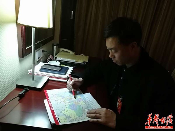 毛学雄委员:带着"脱贫地图"来开会