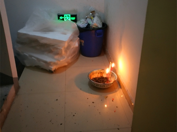 有人竟在小区楼梯间烧香 旁边还有易燃物|楼梯间|纸钱|纸灰_新浪新闻