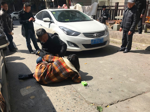 女子被身后轿车撞倒脚上皮鞋都被碾压坏了