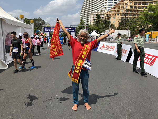 他是跑圈赤脚大仙:20年跑188场马拉松 献血273次