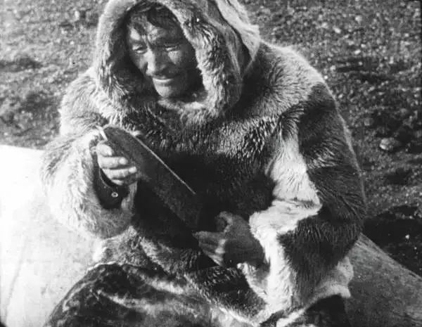 纪录片《北方的纳努克》剧照几千年来,因纽特人的社会依循着传统