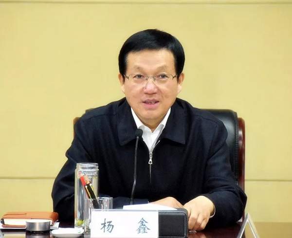 根据公开资料,杨鑫1959年5月生人,此前曾担任陕西省延安市委常委