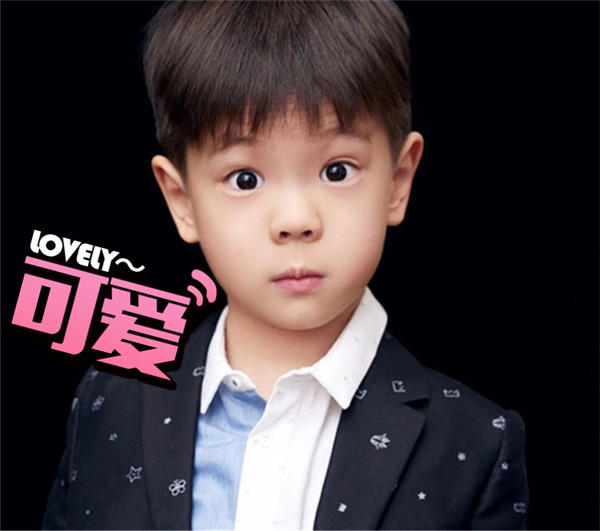 2017凭借综艺爆火的嗯哼大王杜宇麒迅速跻身国内一线mini生,携母亲